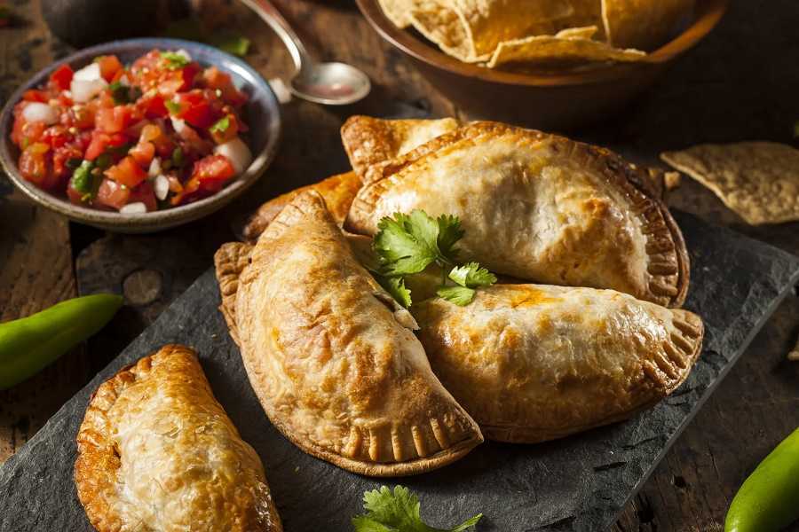 Empanadas de frijoles con chorizo: rica receta para desayunar