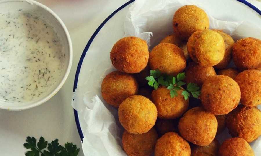 Falafel de caraotas blancas con tahini: así lo puedes preparar