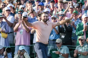 El golfista estadounidense Scottie Scheffler celebra tras ganar el Masters de Augusta de golf. EFE/John G. Mabanglo