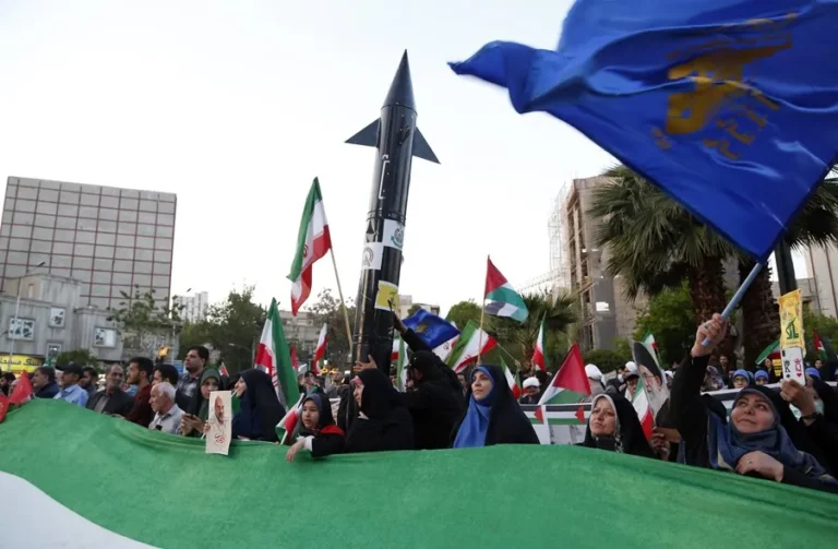 Iraníes sostienen un misil simulado durante una celebración tras el ataque de Irán a Israel, en la plaza Palestina, en Teherán. EFE/EPA/Abedin Taherkenareh