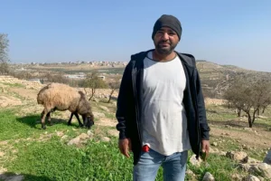 El pastor palestino Mohamad Yawara, de 33 años, expulsado por violencia de su aldea de Khirbet Ein a-Rashash, al sur del poblado de Duma, a donde tuvieron que moverse junto a 1.500 cabezas de ganado. EFE/ Sara Gómez Armas
