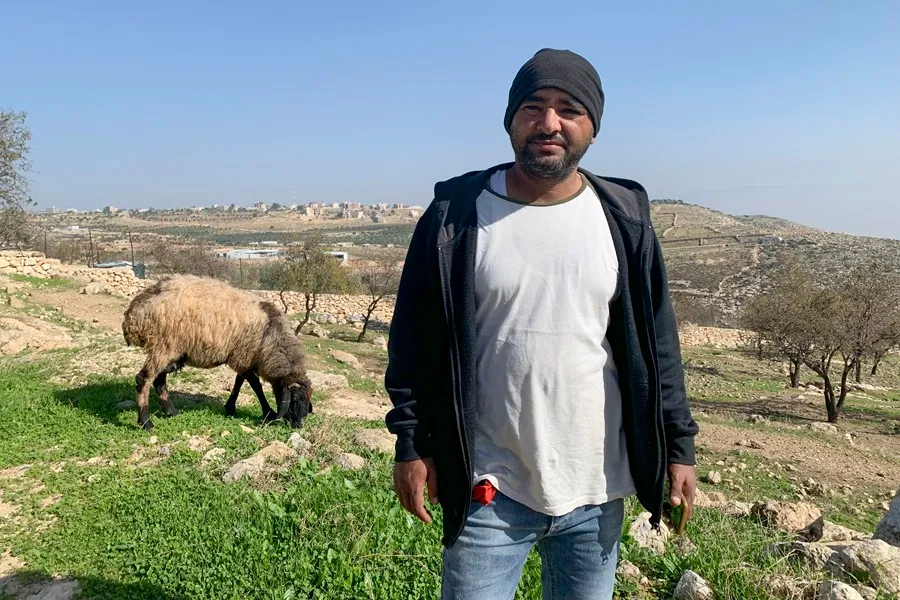 El pastor palestino Mohamad Yawara, de 33 años, expulsado por violencia de su aldea de Khirbet Ein a-Rashash, al sur del poblado de Duma, a donde tuvieron que moverse junto a 1.500 cabezas de ganado. EFE/ Sara Gómez Armas
