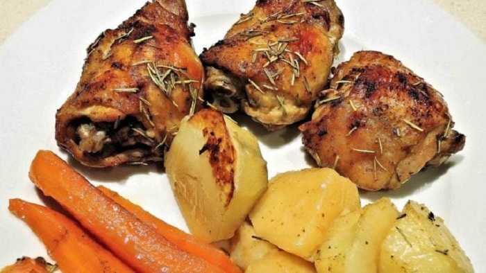 Muslos de pollo asados con limón y romero