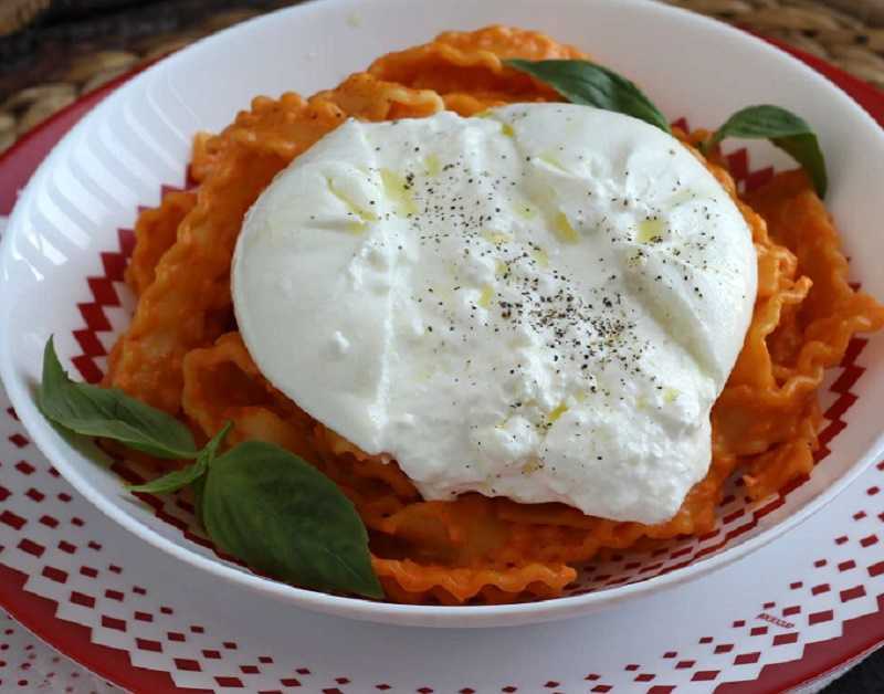 Pasta con queso burrata: rico plato para un almuerzo en familia