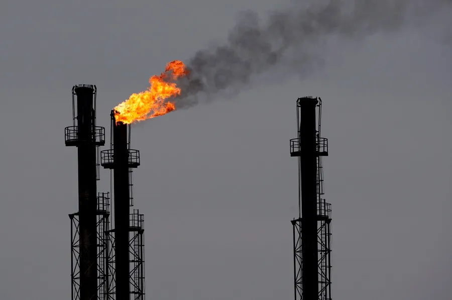 Chimeneas en una refinería de gas y petróleo. EFE/Robert Ghement.