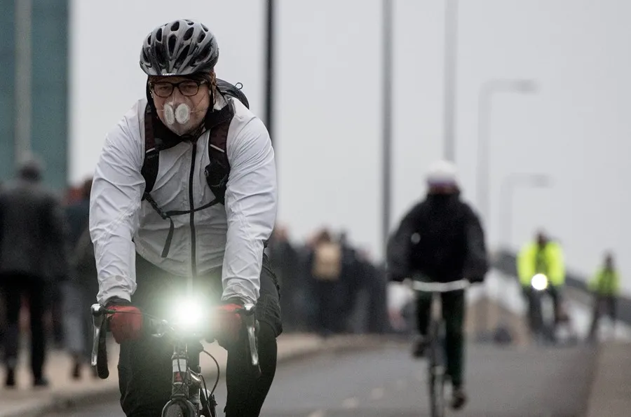 Un ciclista usa una mascarilla para protegerse de la contaminación ambiental en Londres (Reino Unido). EFE/Hannah Mckay