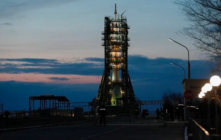 La nave rusa Soyuz MS-24 con tres tripulantes aterriza en la estepa de Kazajistán. EFE/EPA/YURI KOCHETKOV