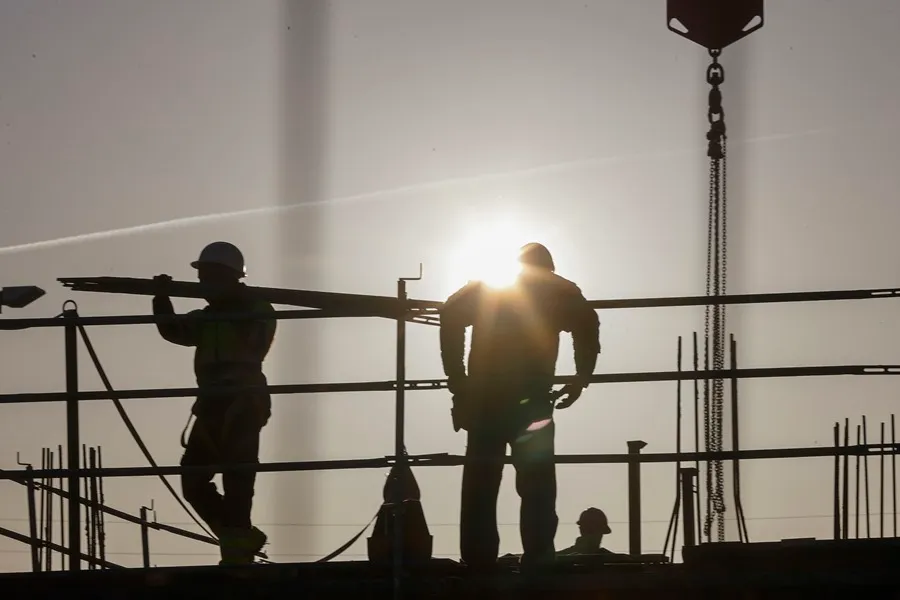 Trabajadores de la construcción levantan un edificio. EFE/Luis Tejido