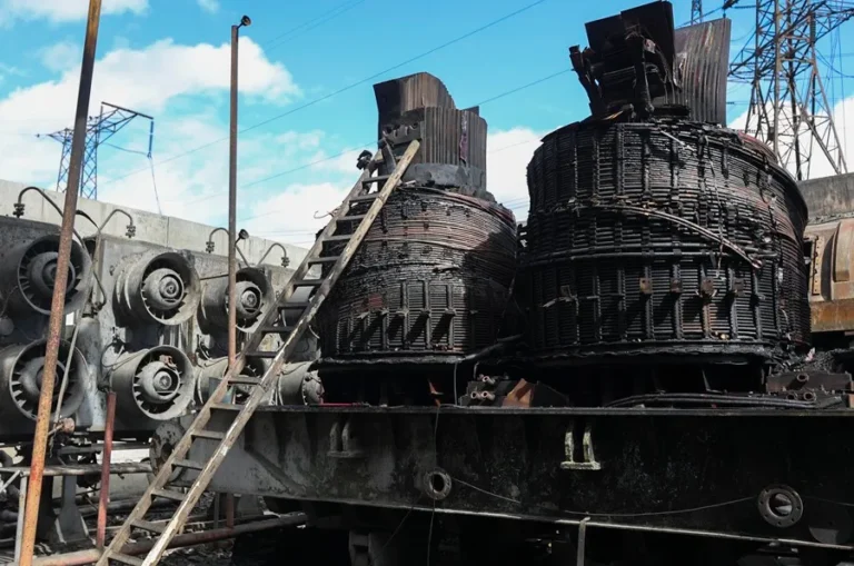 Una infraestructura energética dañada en un bombardeo ruso el pasado 29 de marzo, en un lugar no revelado de la región ucraniana de Ivano-Frankivsk. EFE/EPA/Igor Tkachenko