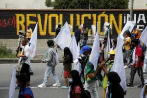 Fotografía de archivo de un grupo de excombatientes de las FARC al marchar durante un acto conmemorativo por los cinco años del acuerdo de paz, en Medellín (Colombia). EFE/ Luis Eduardo Noriega A.
