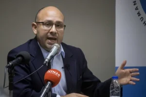 El coordinador general de la ONG Provea Oscar Murillo habla durante una rueda de prensa este martes, en Caracas (Venezuela). EFE/Miguel Gutierrez