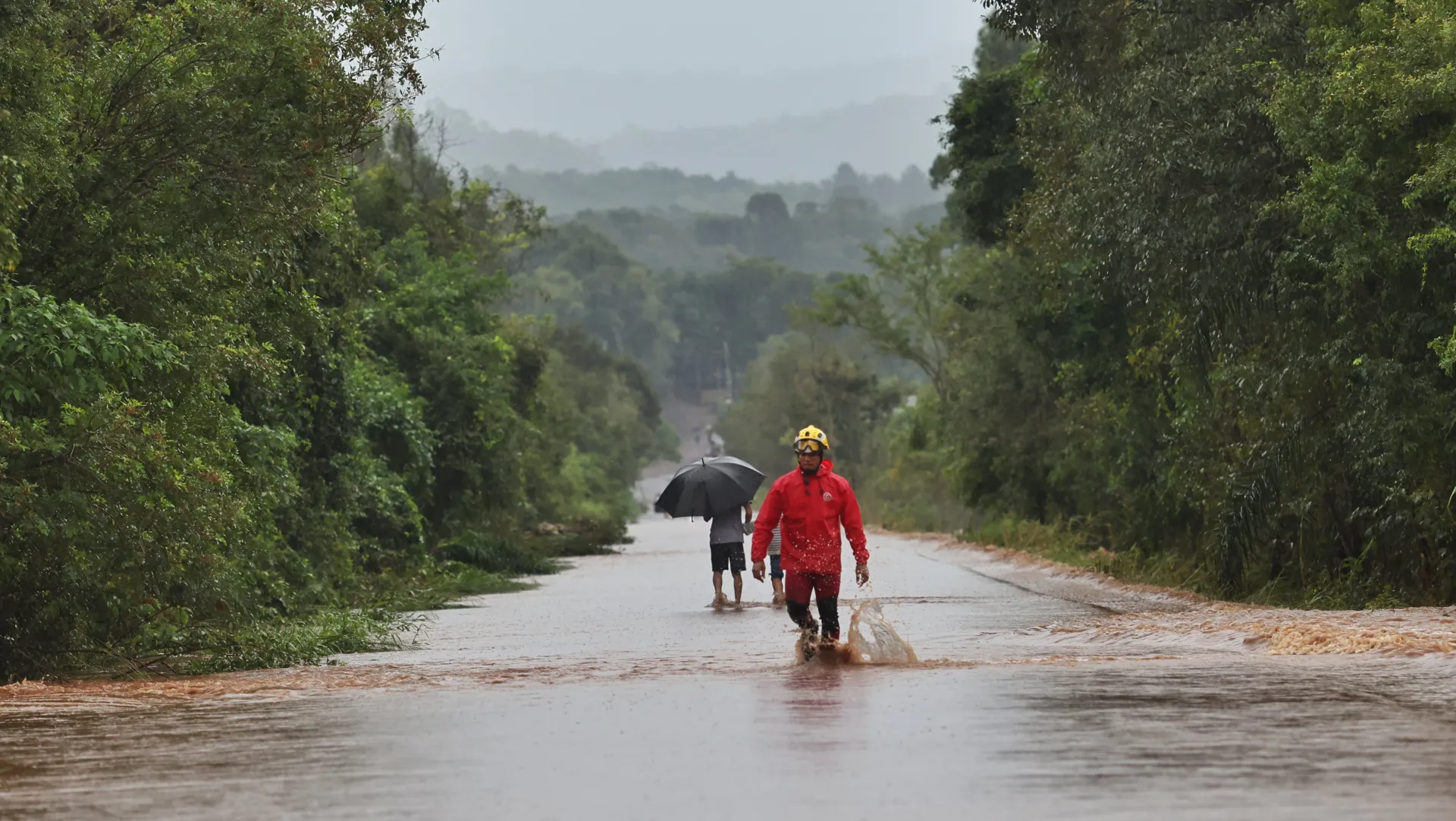 Fotografía cedida por el Gobierno Río Grande Do Sul de las inundaciones que han dejado las lluvias, en Rio Pardinho (Brasil). Al menos diez personas murieron y otras 21 permanecen desaparecidas en el sur de Brasil a causa de las intensas precipitaciones que afectan desde el lunes pasado el estado de Rio Grande do Sul, informaron este miércoles fuentes oficiales. EFE/ Lauro Alves/Gobierno Río Grande Do Sul