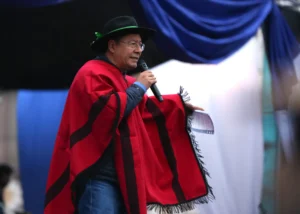 El presidente de Bolivia, Luis Arce, habla durante el congreso del Movimiento al Socialismo (MAS) en la avenida Juan Pablo II, en El Alto (Bolivia). EFE/Luis Gandarillas