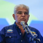 El presidente electo de Panamá José Raúl Mulino pronuncia un discurso este domingo, en la Ciudad de Panamá (Panamá). EFE/David Toro