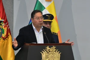El presidente de Bolivia, Luis Arce, pronuncia un discurso durante el acto donde se presentó el proyecto de ley 'Lo ajeno no se toca' en La Paz (Bolivia). EFE/Stringer