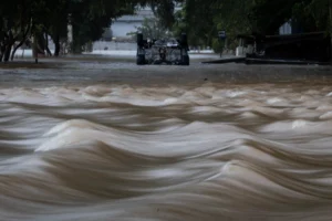 Un vehículo afectado por una inundación debido a las fuertes lluvias, en Eldorado do Sul, región metropolitana de Porto Alegre (Brasil). EFE/Isaac Fontana
