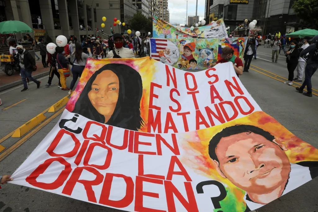 Fotografía de archivo que muestra a manifestantes durante una jornada de protesta nacional en Colombia. EFE/ Carlos Ortega