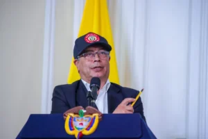 Fotografía cedida por la Presidencia de Colombia que muestra al mandatario Gustavo Petro mientras habla, en Bogotá (Colombia). EFE/Presidencia de Colombia