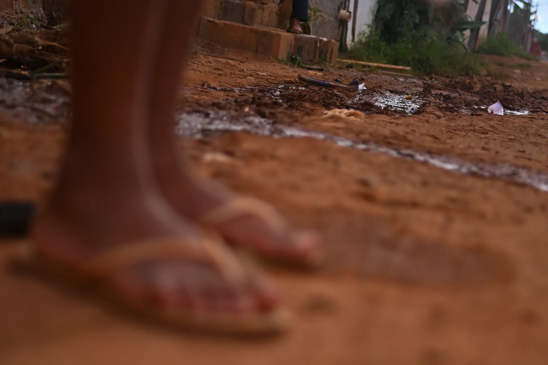 Fotografía de archivo de una calle sin saneamiento básico en el barrio Santa Luzia, a las afueras de Brasilia (Brasil). EFE/Andre Borges
