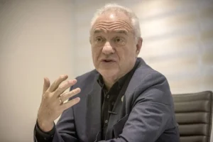 El subdirector general y representante regional de la FAO para América Latina y el Caribe, el uruguayo Mario Lubetkin, habla durante una entrevista con EFE el 14 de mayo de 2024 en Santa Cruz (Bolivia). EFE/Esteban Biba