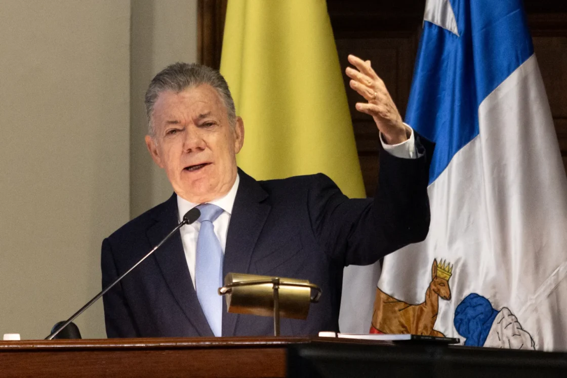 El expresidente de Colombia Juan Manuel Santos participa en el lanzamiento del libro "Chile 2050: Un País. Cuatro Presidentes", del director de Clapes UC y exministro de Hacienda Felipe Larraín, en la Casa Central Universidad Católica,en Santiago (Chile). EFE/Ailen Díaz
