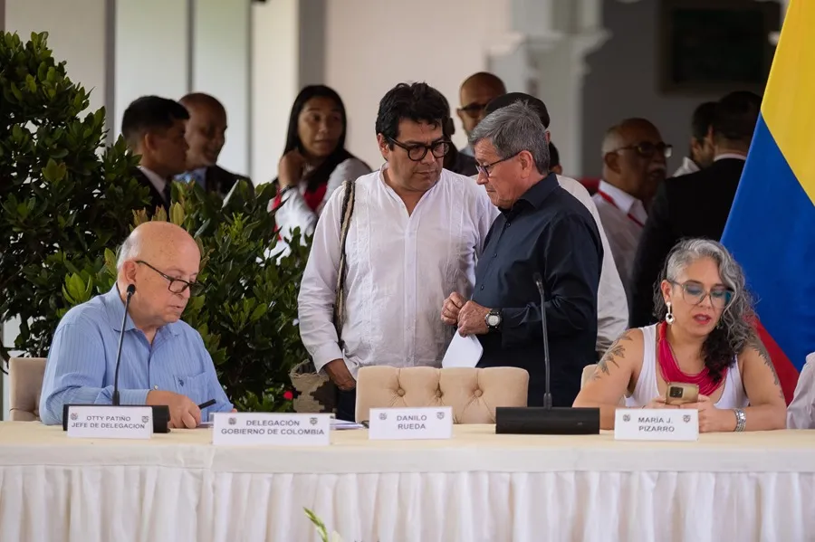 Fotografía de archivo que muestra al jefe de la delegación del ELN Pablo Beltran (2-d) mientras habla con Camilo Rueda (c), representante del Gobierno de Colombia. EFE/ Rayner Peña R
