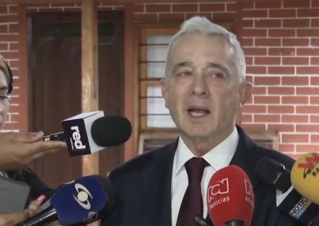 Imagen tomada de un vídeo cedido por el partido Centro Democrático que muestra al expresidente colombiano Álvaro Uribe durante una rueda de prensa este viernes en Bogotá (Colombia). EFE/ Cortesía Centro Democrático/