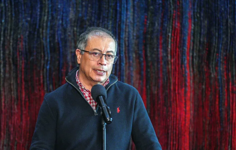 Fotografía cedida por la Presidencia de Colombia del mandatario colombiano Gustavo Petro durante la ceremonia de posesión de Luis Gilberto Murillo (fuera de cuadro) como ministro de Relaciones Exteriores, en Bogotá (Colombia). EFE/Juan Diego Cano/Presidencia de Colombia