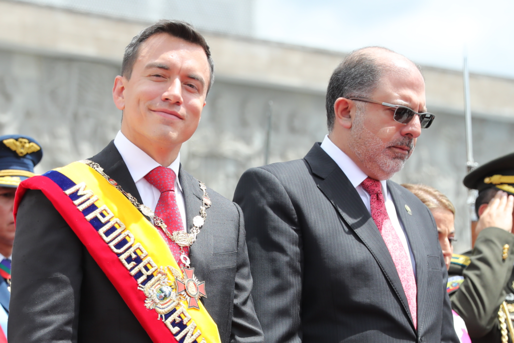 El presidente ecuatoriano, Daniel Noboa (i), acompañado del presidente de la Asamblea Nacional, Henry Kronfle (c), sale tras presentar su primer informe a la nación, este viernes en Quito (Ecuador). EFE/ José Jácome