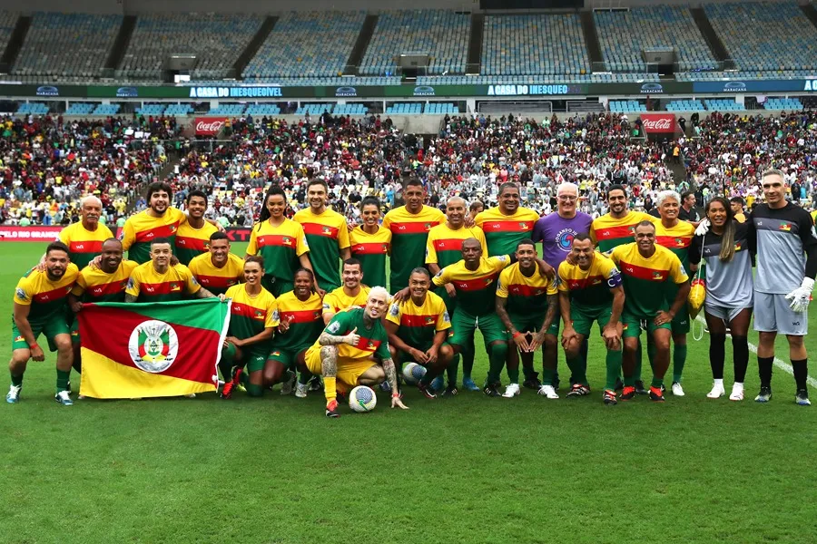 Varios ex jugadores y artistas locales posan durante un partido benéfico en favor de las víctimas de las inundaciones en el estado Rio Grande do Sul. EFE/André Coelho