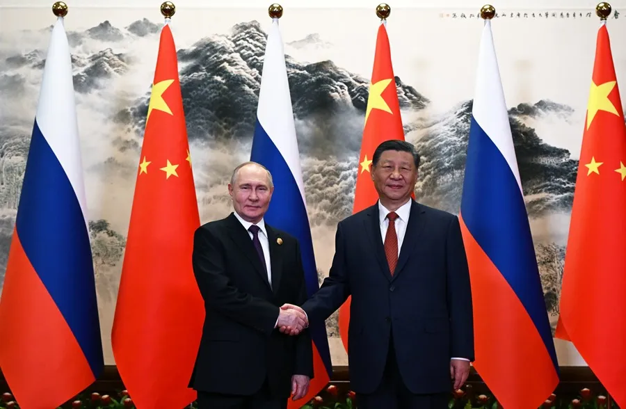 El presidente ruso Vladimir Putin (i) y el presidente chino Xi Jinping (d) posan para los medios en el Gran Salón del Pueblo en Pekín, este16 de mayo. EFE/EPA/Sergey Guneev/SPUTNIK / KREMLIN POOL