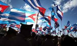 Fotografía de archivo de estudiantes cubanos participan en una marcha contra el terrorismo en La Habana (Cuba). EFE/Alejandro Ernesto