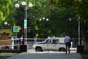 Policías rusos bloquean una calle tras un ataque con drones en el centro de Rostov del Don, Rusia, en una imagen de archivo. EFE/EPA/STR