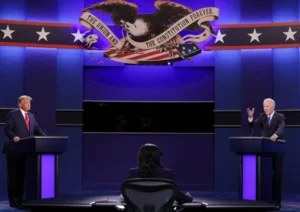 El expresidente de EE.UU. Donald Trump (i), en un debate ante el presidente estadounidense, Joe Biden (d), en una fotografía de archivo. EFE/Chip Somodevilla/Pool