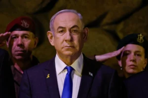 El primer Ministro israelí, Benjamin Netanyahu, asiste a una ceremonia de colocación de coronas que conmemora el Día Nacional de Recuerdo del Holocausto en el Salón Yad Vashem, en Jerusalén (Israel). EFE/Amir Cohen
