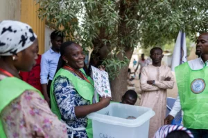 Los funcionarios electorales cuentan votos en las elecciones presidenciales en Yamena, Chad, el 6 de mayo de 2024. EFE/Jerome Favre