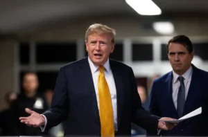 El expresidente estadounidense Donald Trump (c) habla con periodistas junto a su abogado Todd Blanche (d) al final del día en su juicio penal en la Corte Suprema del Estado de Nueva York en Nueva York (EE.UU.). EFE/Justin Lane