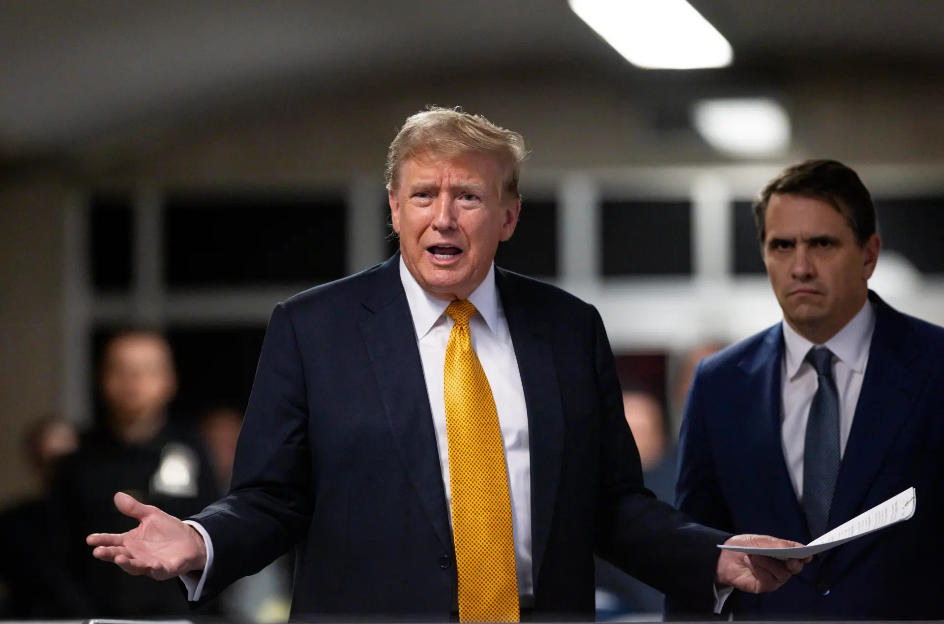 El expresidente estadounidense Donald Trump (c) habla con periodistas junto a su abogado Todd Blanche (d) al final del día en su juicio penal en la Corte Suprema del Estado de Nueva York en Nueva York (EE.UU.). EFE/Justin Lane