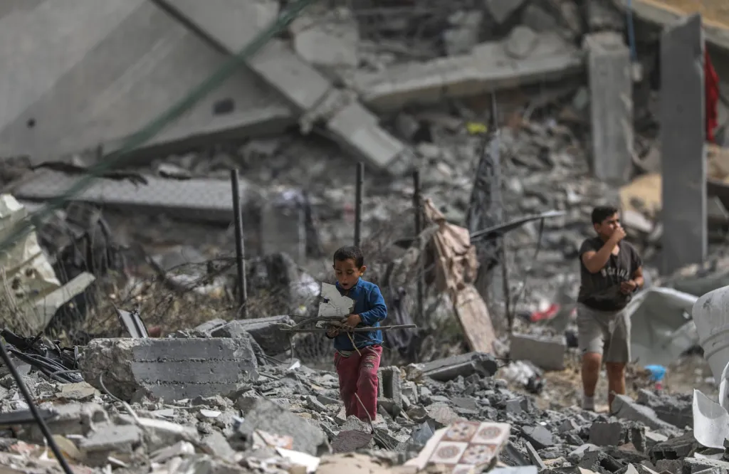Niños palestinos dentro del campamento de Rafah, en el sur de la Franja de Gaza, en una fotografía de archivo. EFE/Haitham Imad