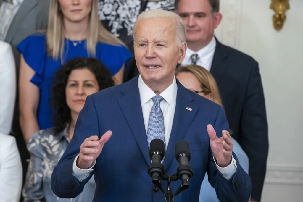 El presidente de EE.UU.,Joe Biden, pronuncia un discurso por el Mes de la Herencia Judía-Estadaounidense durante una celebración en el Jardín de Rosas de la Casa Blanca, en Washington, DC (EE.UU.). EFE/Shawn Thew