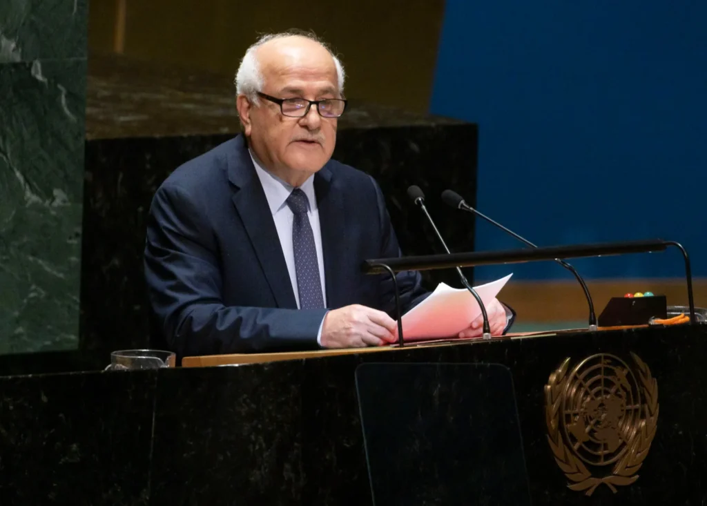 Fotografía de archivo en la que se ve al observador permanente de Palestina ante las Naciones Unidas, Riyad Mansour, al hablar durante una sesión de emergencia de la Asamblea General de la ONU. EFE/Justin Lane