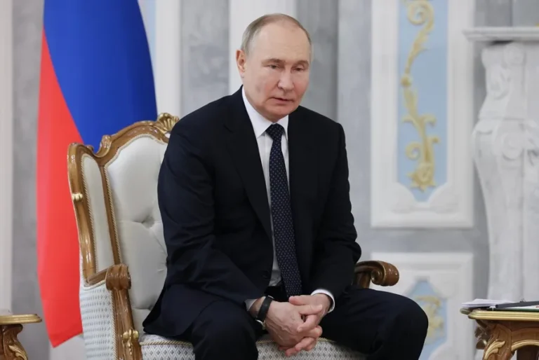 Vladimir Putin en una reunión con el presidente bielorruso Alexander Lukashenko. EFE/EPA/MIKHAIL METZEL / SPUTNIK