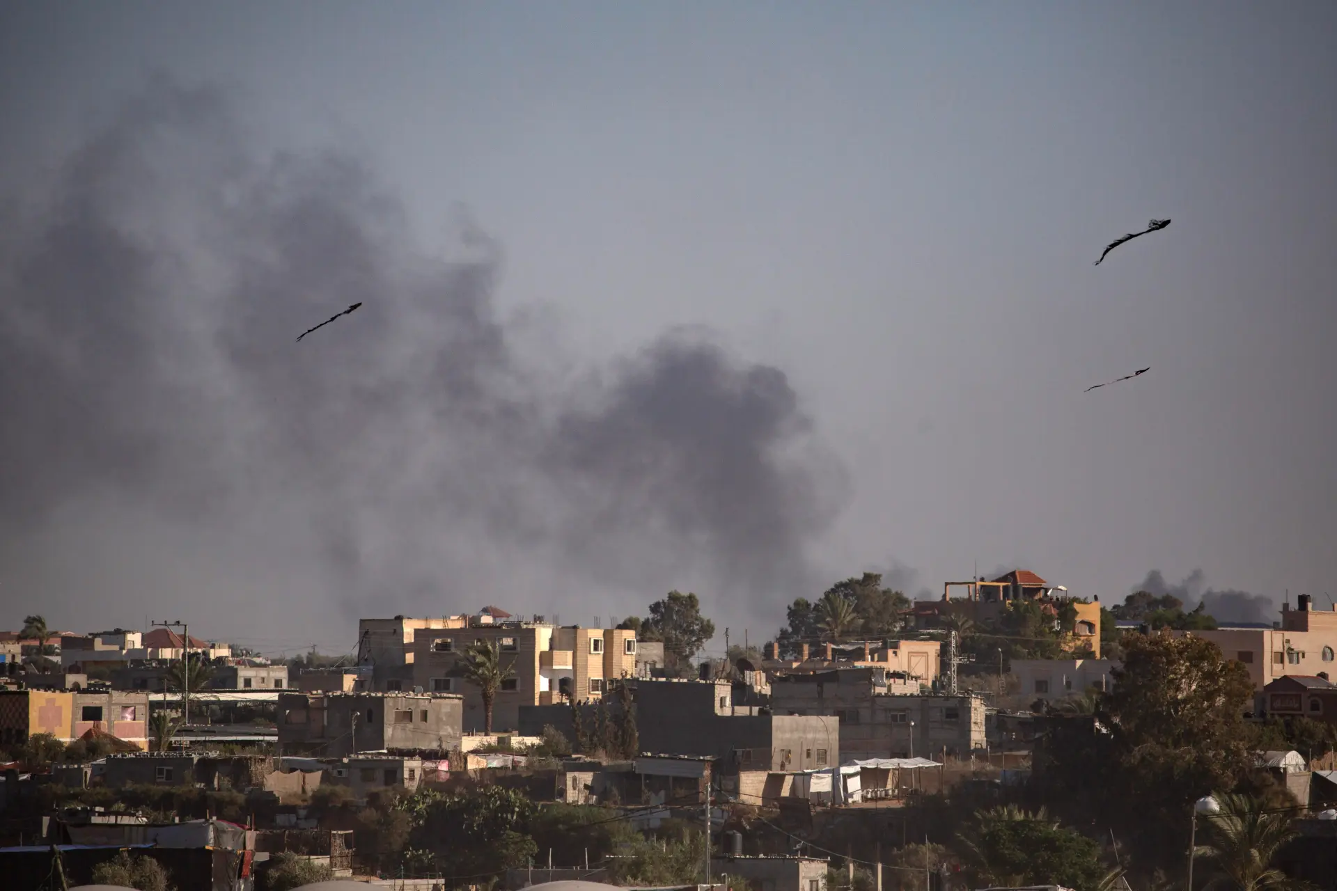 Se eleva humo después de un ataque aéreo israelí en Rafah, sur de la Franja de Gaza, el 24 de mayo de 2024. EFE/EPA/Haitham Imad