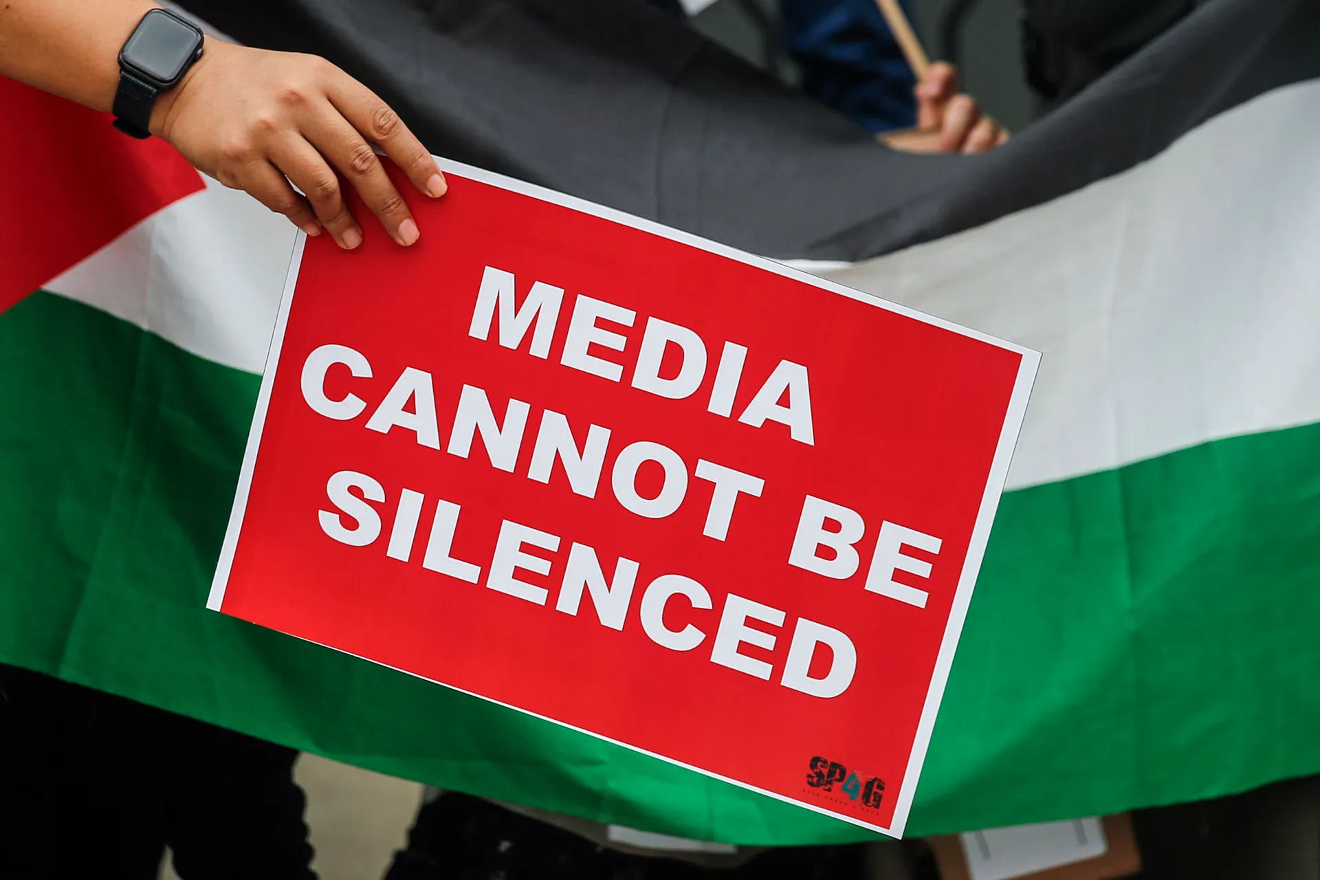 Fotografía de archivo en la que se ve a un periodista malayo tener un cartel durante una protesta de solidaridad con los miembros de la prensa de Gaza, en Kuala Lumpur (Malasia). EFE/Fazry Ismail