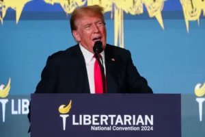 El expresidente estadounidense Donald Trump habla en la Convención Libertaria en Washington (EE.UU.). EFE/Will Oliver