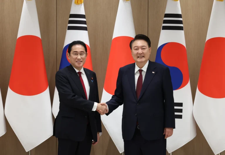 El Presidente de Corea del Sur, Yoon Suk Yeol (d), saluda al primer ministro japonés, Fumio Kishida (i), durante una reunión en la Oficina Presidencial en Seúl (Corea del Sur). EFE/Yonhap