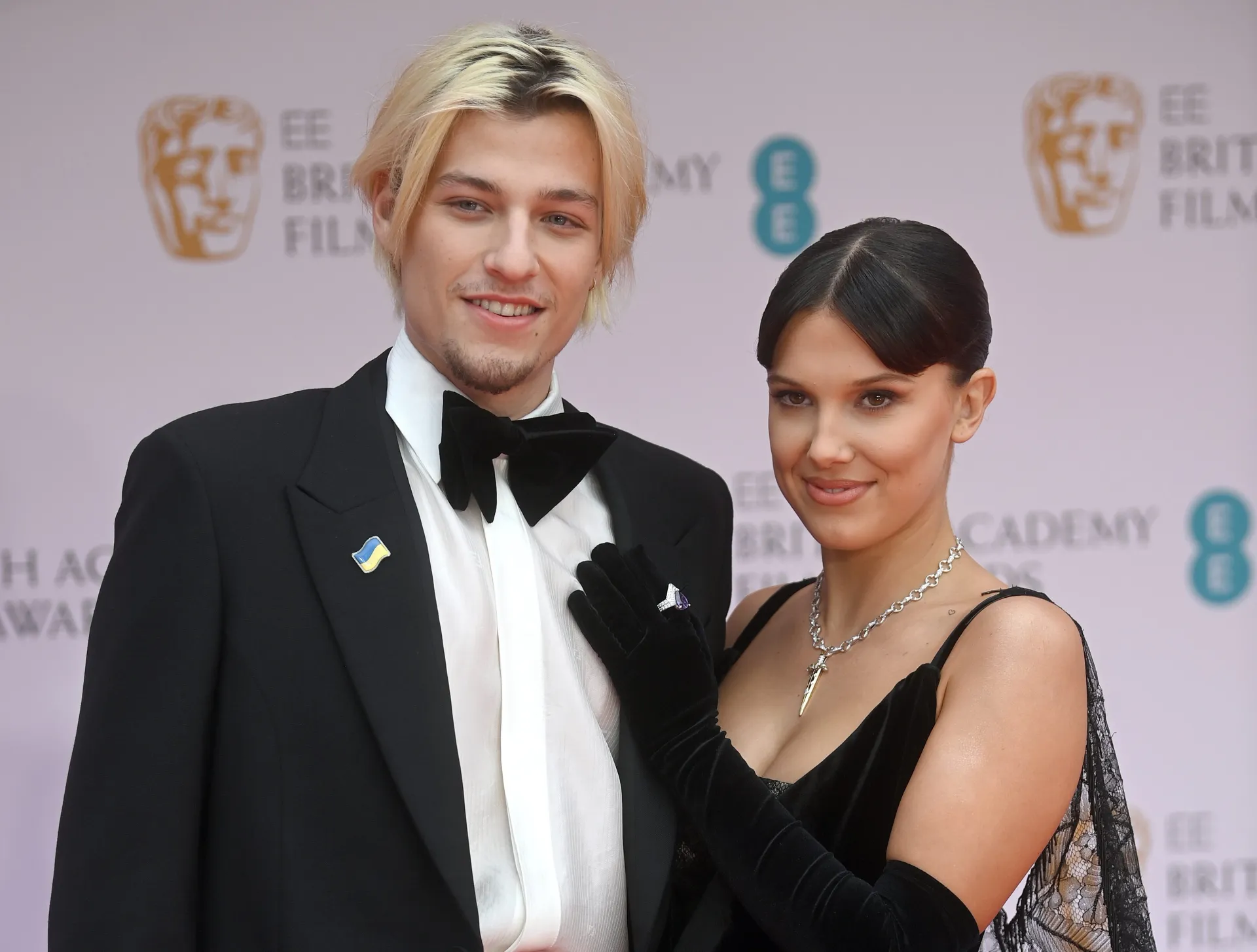 Fotografía de archivo en la que se ve a Jake Bongiovi (i) y a Millie Bobby Brown (d) al asistir a los Premios de Cine EE BAFTA 2022 en el Royal Albert Hall de Londres (Reino Unido). EFE/Neil Hall