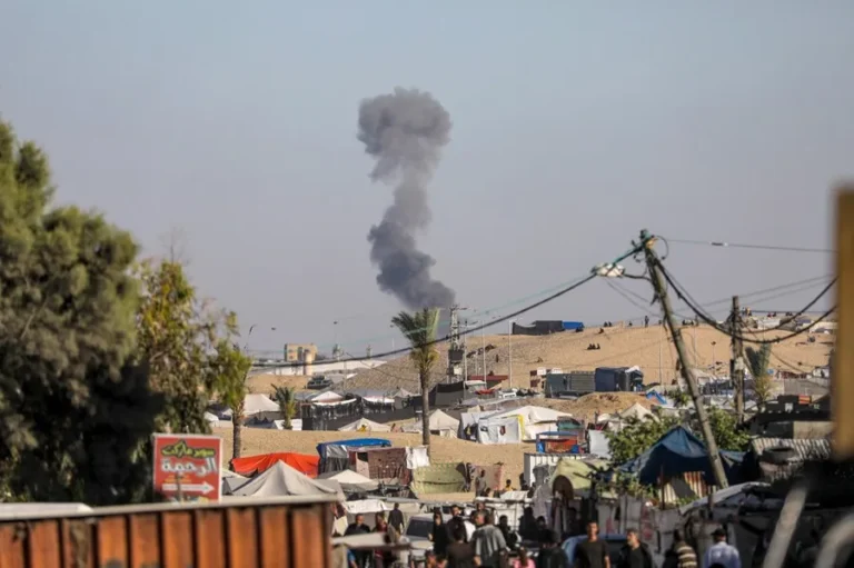 Una columna de humo se eleva tras un ataque aéreo israelí en Rafah, sur de la Franja de Gaza. EFE/EPA/Mohammed Saber