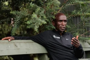 El atleta keniano Eliud Kipchoge realiza ejercicios físicos en el centro de entrenamiento de Kaptagat, Kenia,.- EFE/ NN Running Team