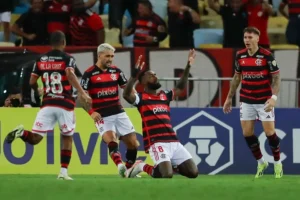 Gerson (abajo) de Flamengo celebra su gol en un partido de la fase de grupos de la Copa Libertadores. EFE/ Andre Coelho